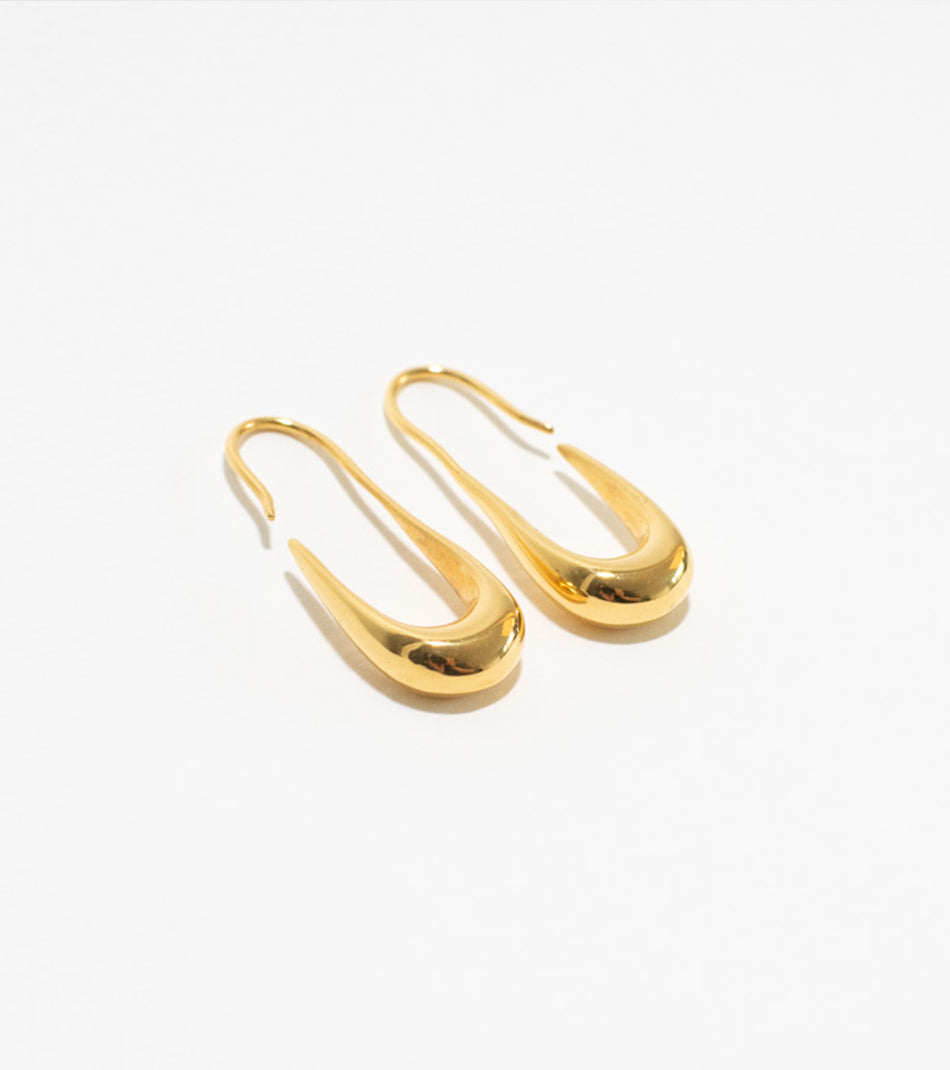 Minimalistig golden earrings designed in Switzerland